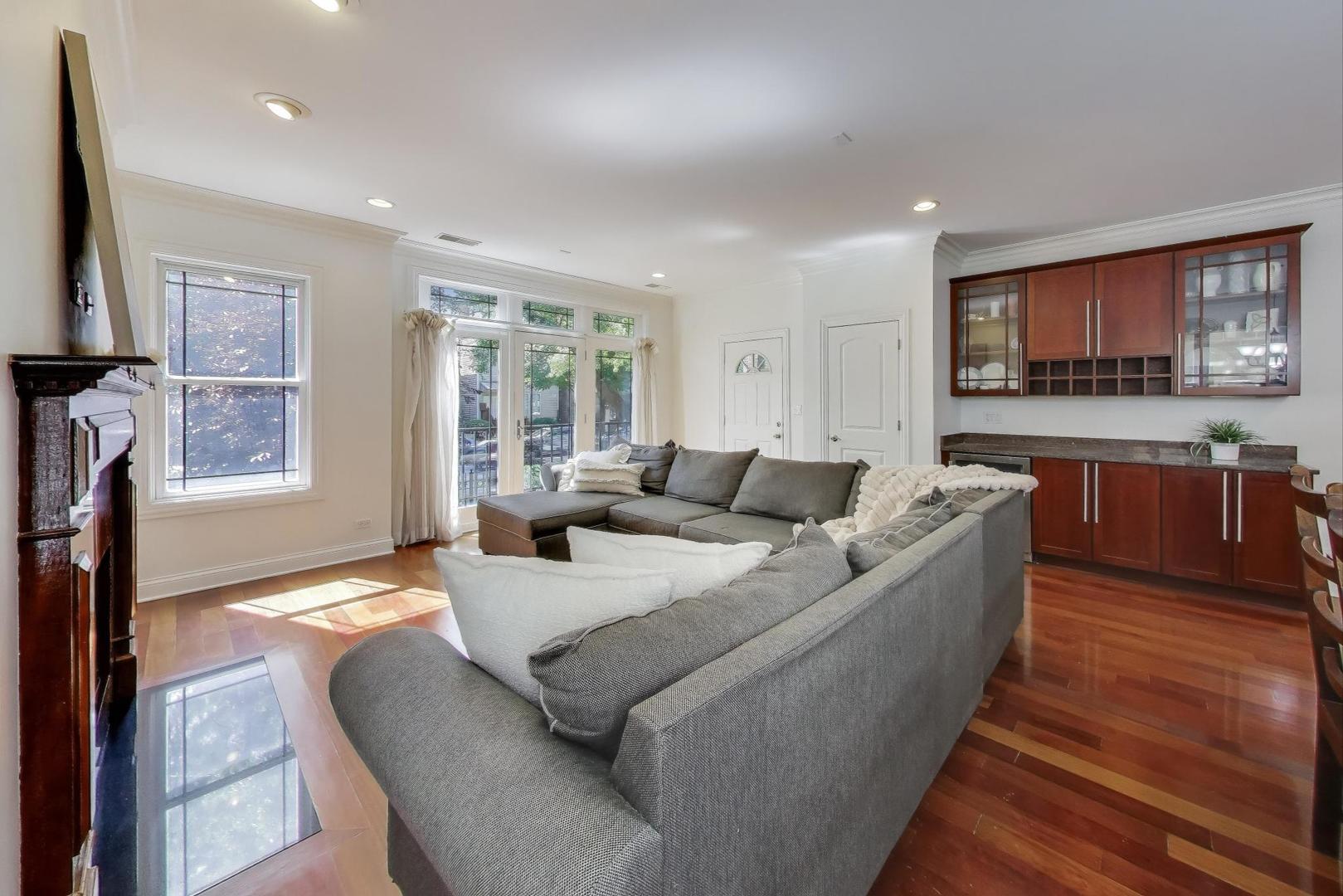 2150 West Addison Street, Unit 1 Chicago, IL 60618 - Photo 3 of 30 Gallery Image 3