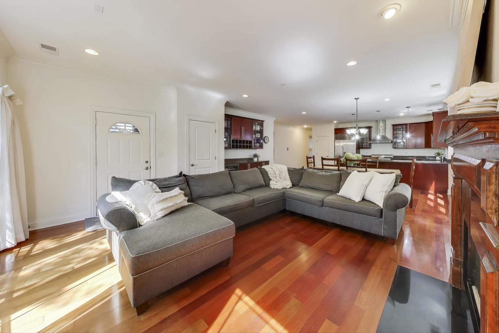 2150 West Addison Street, Unit 1 Chicago, IL 60618 - Photo 5 of 30 Gallery Image 5