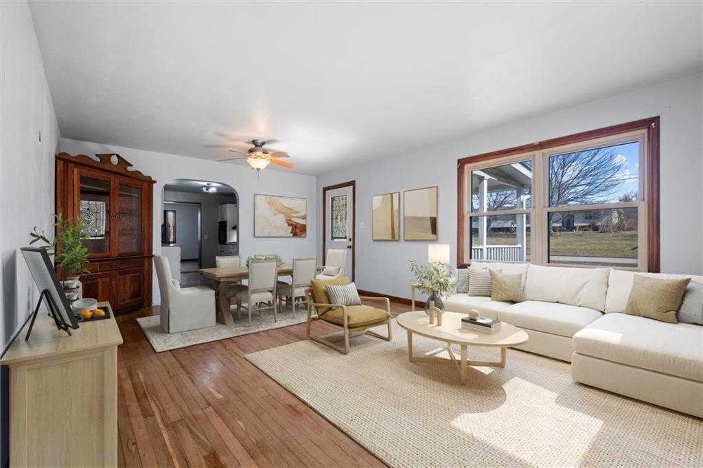 2459 Hillsville Road Edinburg, PA 16116 - Photo 13 of 32 Stage Dining - Sitting Room