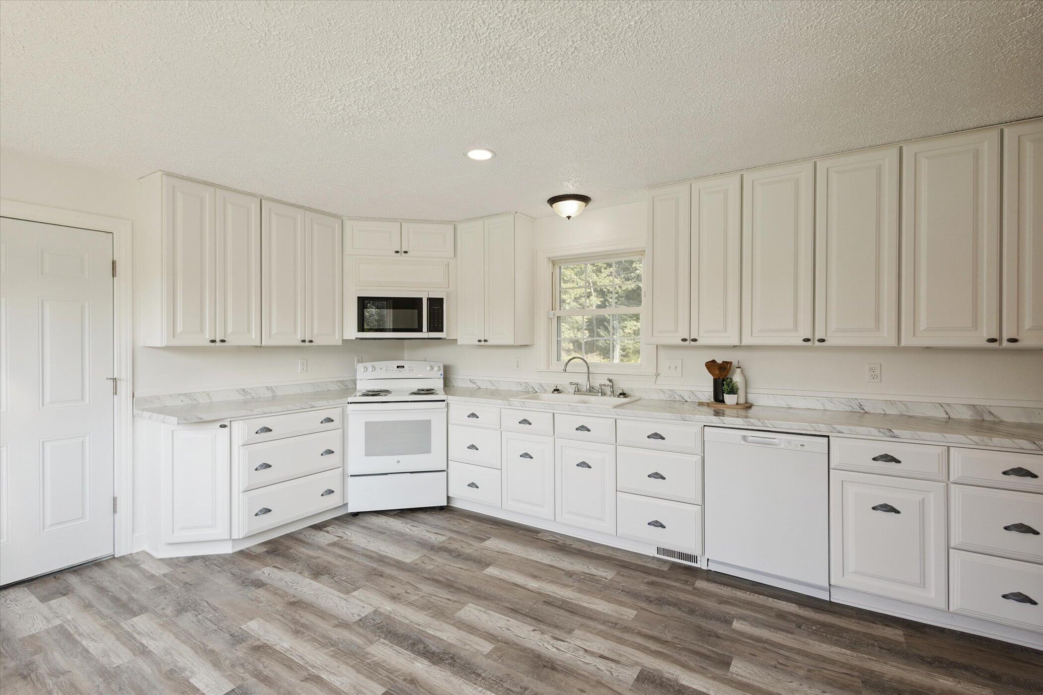 3441 Townline Road Houghton Lake, MI 48629 - Photo 10 of 53 Kitchen 3