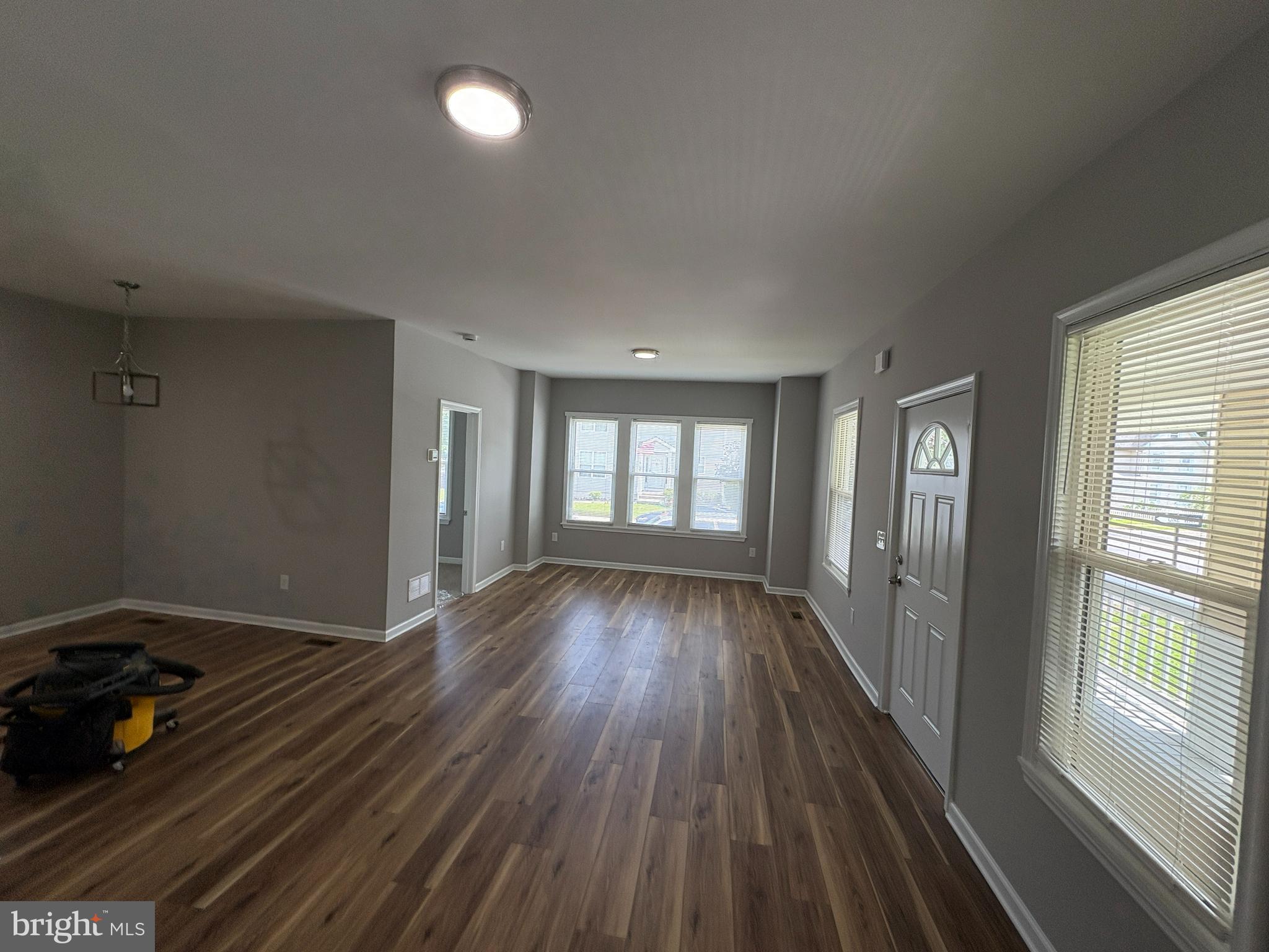 537 Bridgeboro Street Riverside, NJ 08075 - Photo 7 of 27 Living Room