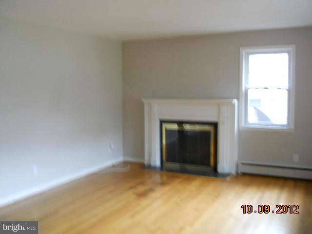 421 Nottingham Road Baltimore, MD 21229 - Photo 4 of 7 Living Room