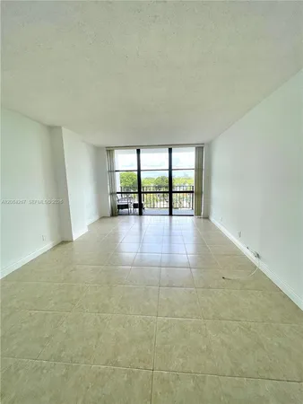 $2,150 | 1000 Parkview Drive, Unit 527, Hallandale Beach, FL 33009