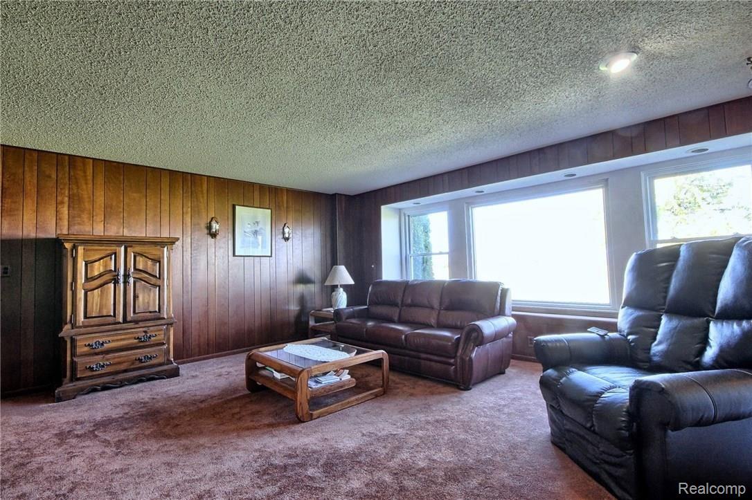 7566 Labo Road South Rockwood, MI 48179 - Photo 15 of 39 Family_Room_3rd_View.jpg