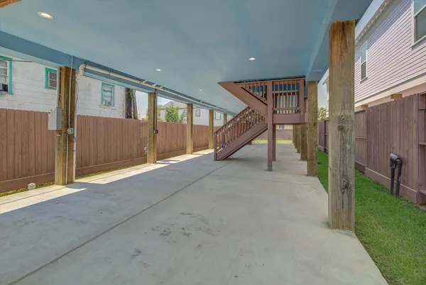 $2,200 | 2311 67th Street, Galveston, TX 77551