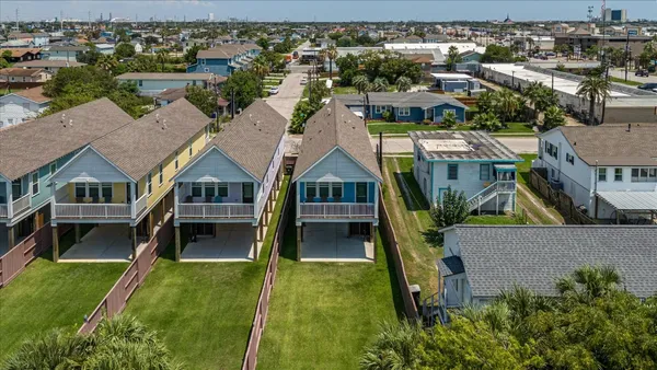 $2,200 | 2311 67th Street, Galveston, TX 77551