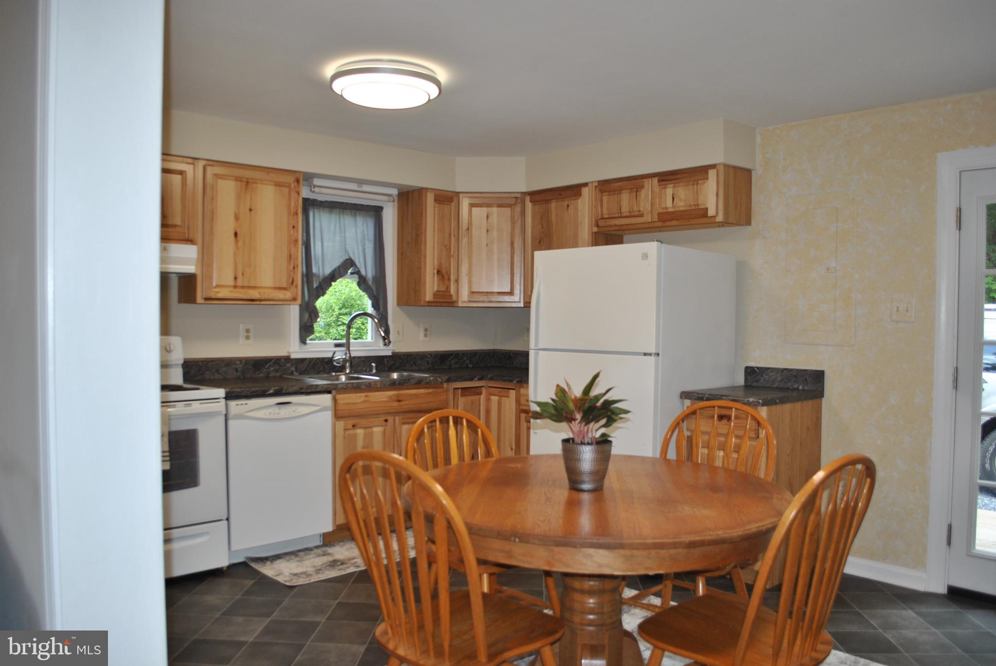 7430 Keith Road Warrenton, VA 20186 - Photo 9 of 47 Kitchen/Dining Area