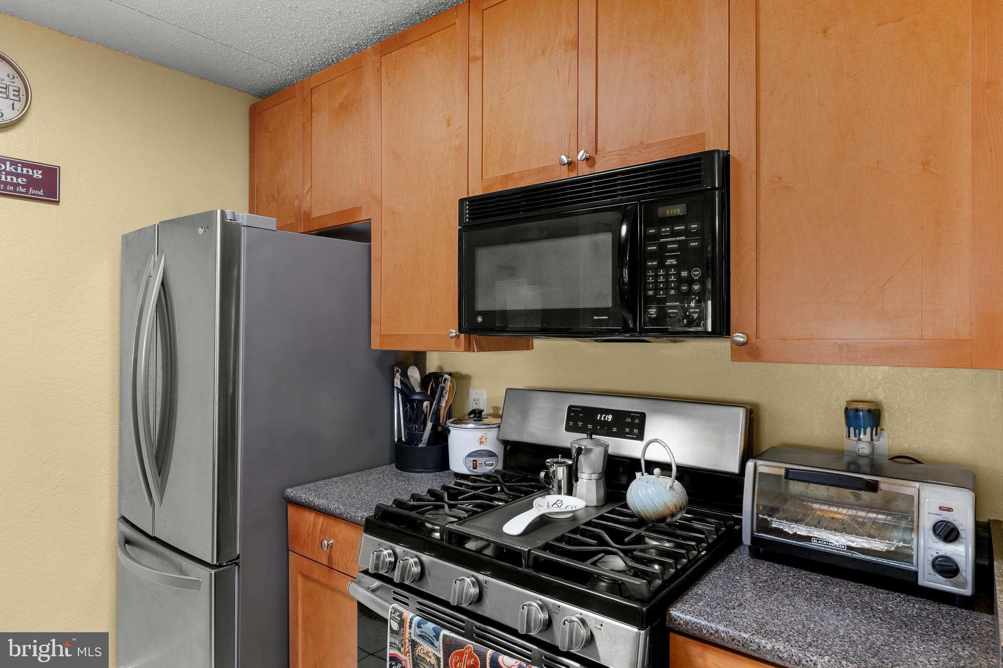75 South Reynolds Street, Unit 101 Alexandria, VA 22304 - Photo 4 of 42 a kitchen with a stove and a microwave