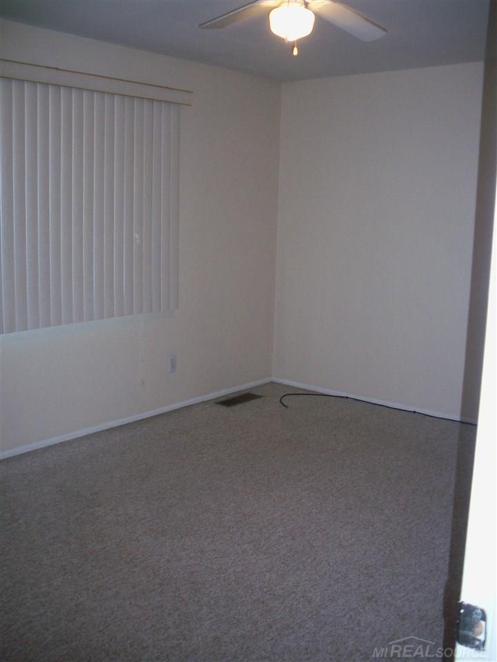 29414 Hoover Road Warren, MI 48093 - Photo 20 of 25 31383213-19.JPG
