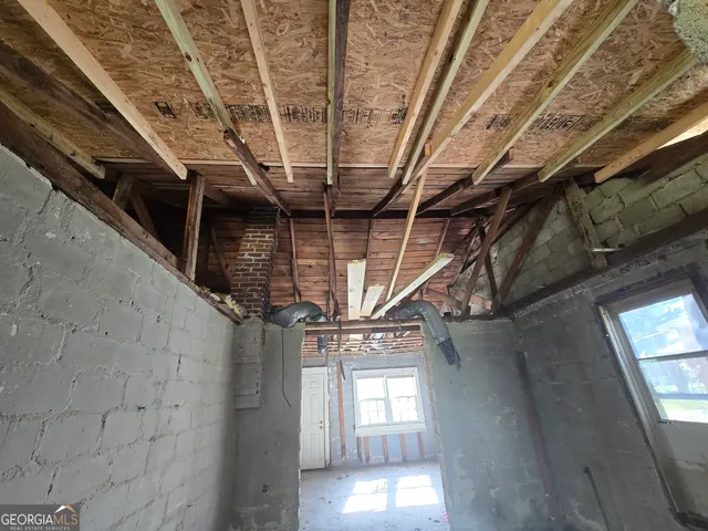 a view of entryway with a front door