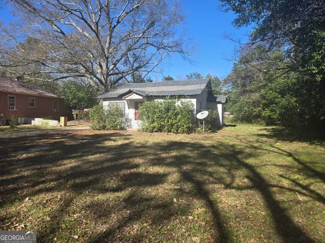 a view of a house with a yard