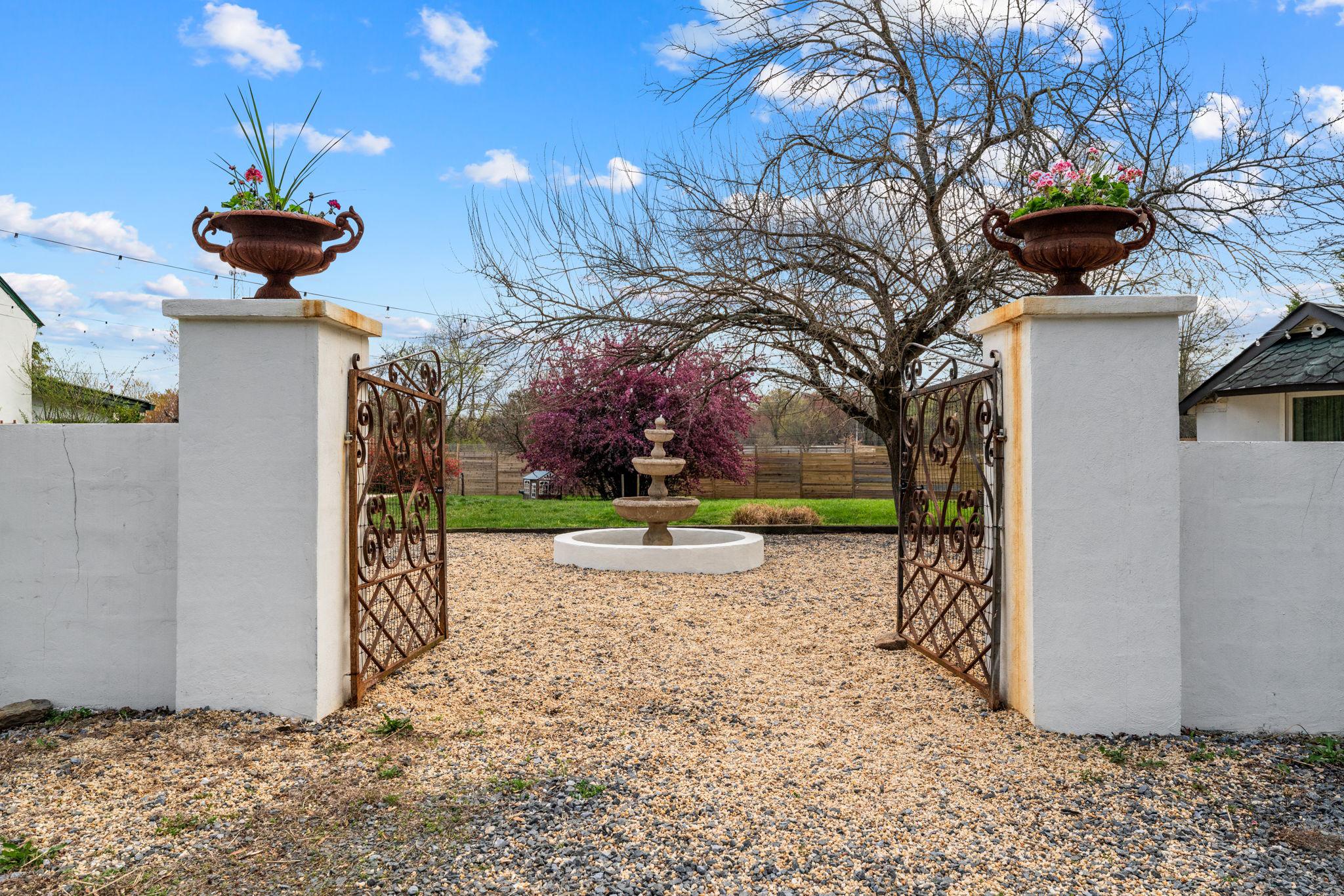 4094 Whiting Road Marshall, VA 20115 - Photo 5 of 69 Gated Courtyard