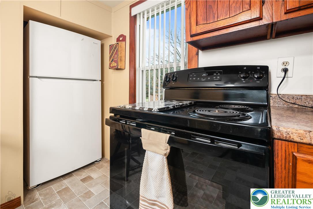 7309 Bell Gate Road Coopersburg, PA 18036 - Photo 25 of 58 a kitchen with a stove and a refrigerator