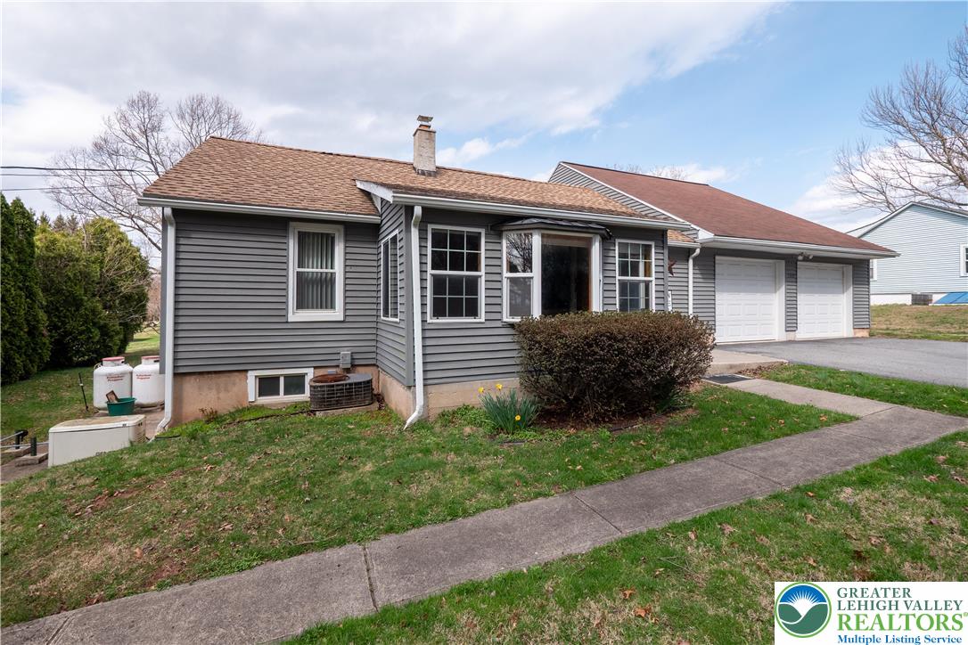 7309 Bell Gate Road Coopersburg, PA 18036 - Photo 3 of 46 Front enclosed porch