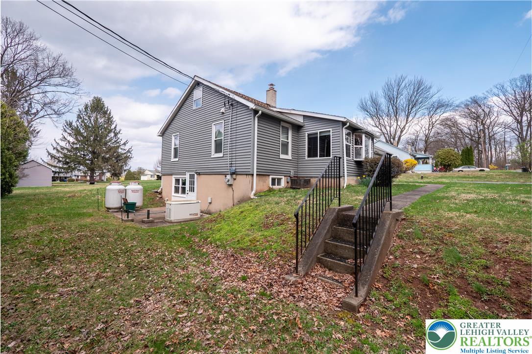 7309 Bell Gate Road Coopersburg, PA 18036 - Photo 6 of 46 Side entrance/East entrance