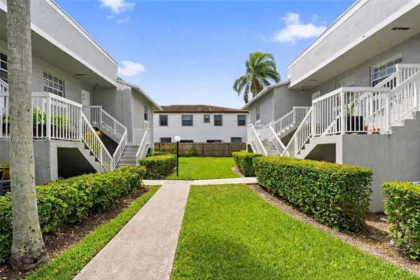 $2,000 | 422 Northeast 210th Cir Terrace, Unit 102, Miami, FL 33179