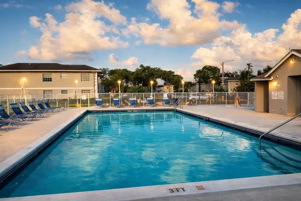 $2,000 | 422 Northeast 210th Cir Terrace, Unit 102, Miami, FL 33179