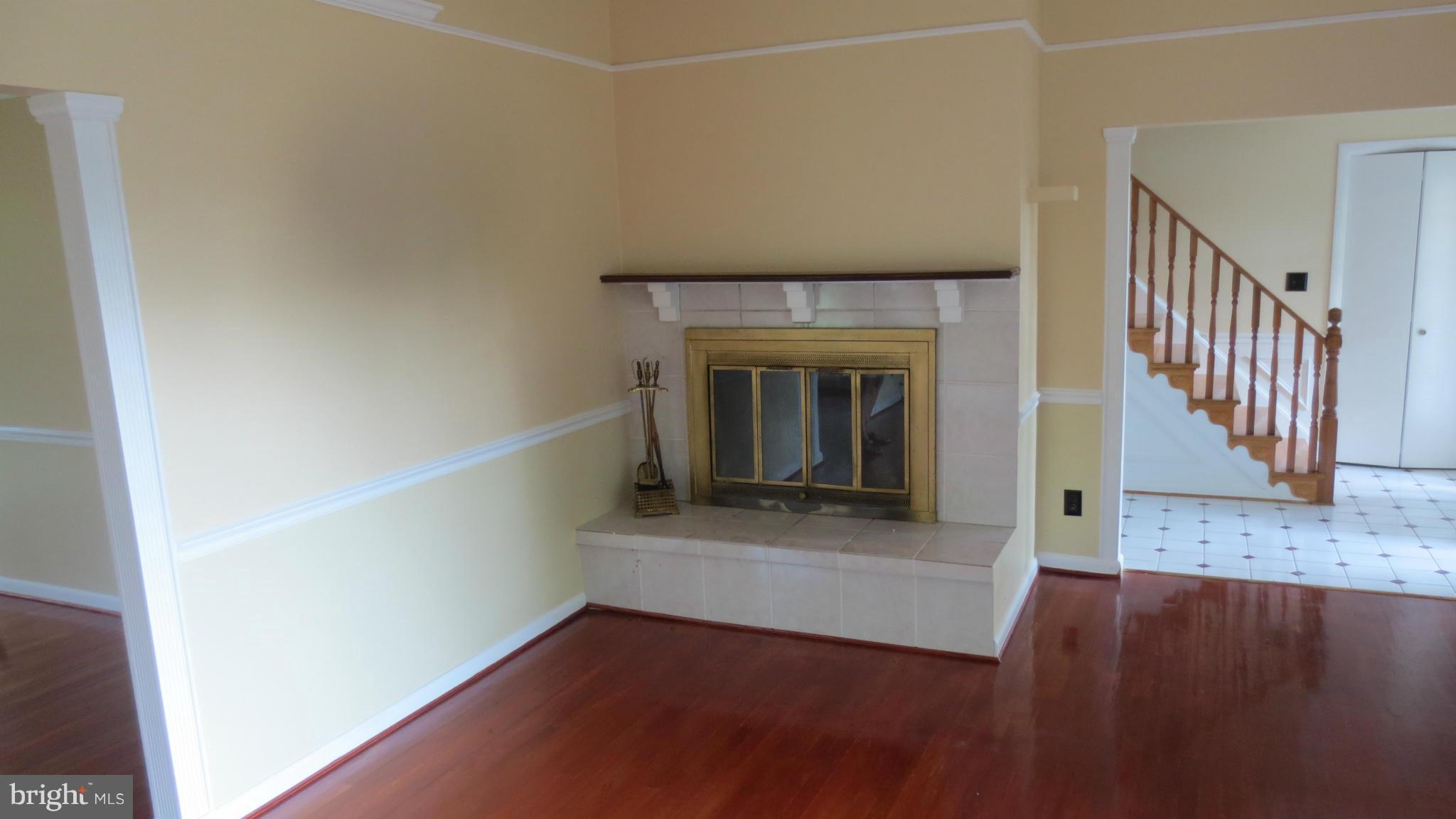 21911 Whites Ferry Road Dickerson, MD 20842 - Photo 7 of 30 Living Room