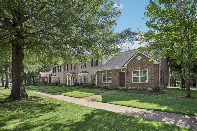 a picture of a very nice looking hallway