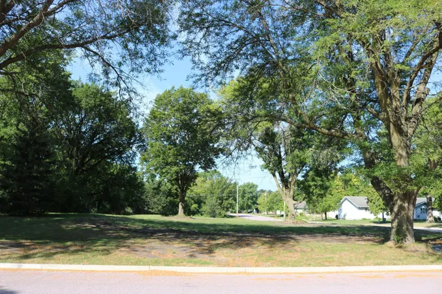 $10,000 | 211 North Prairie Street, Sherburn, MN 56171