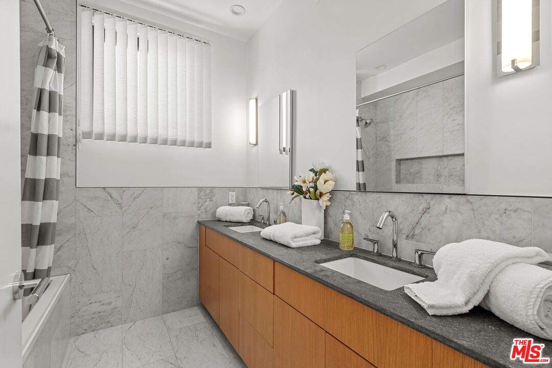 11702 Charnock Road Los Angeles, CA 90066 - Photo 15 of 32