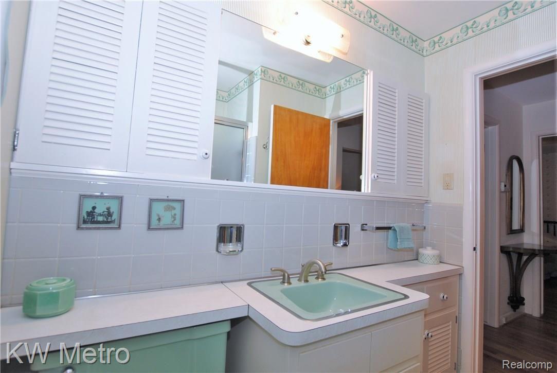 3635 Rockingham Road Royal Oak, MI 48073 - Photo 25 of 42 Full Bath