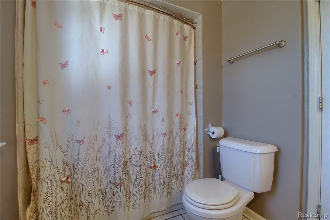 1990 Littlestone Road Grosse Pointe, MI 48236 - Photo 23 of 32 Bathroom_2nd_View.jpg