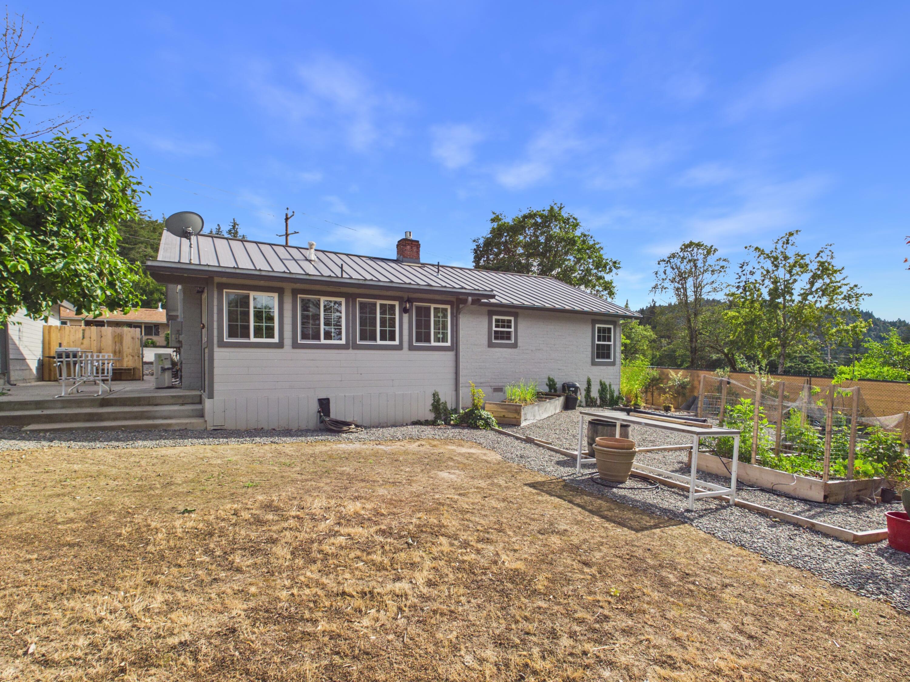 179 School Road Miranda, CA 95553 - Photo 37 of 55