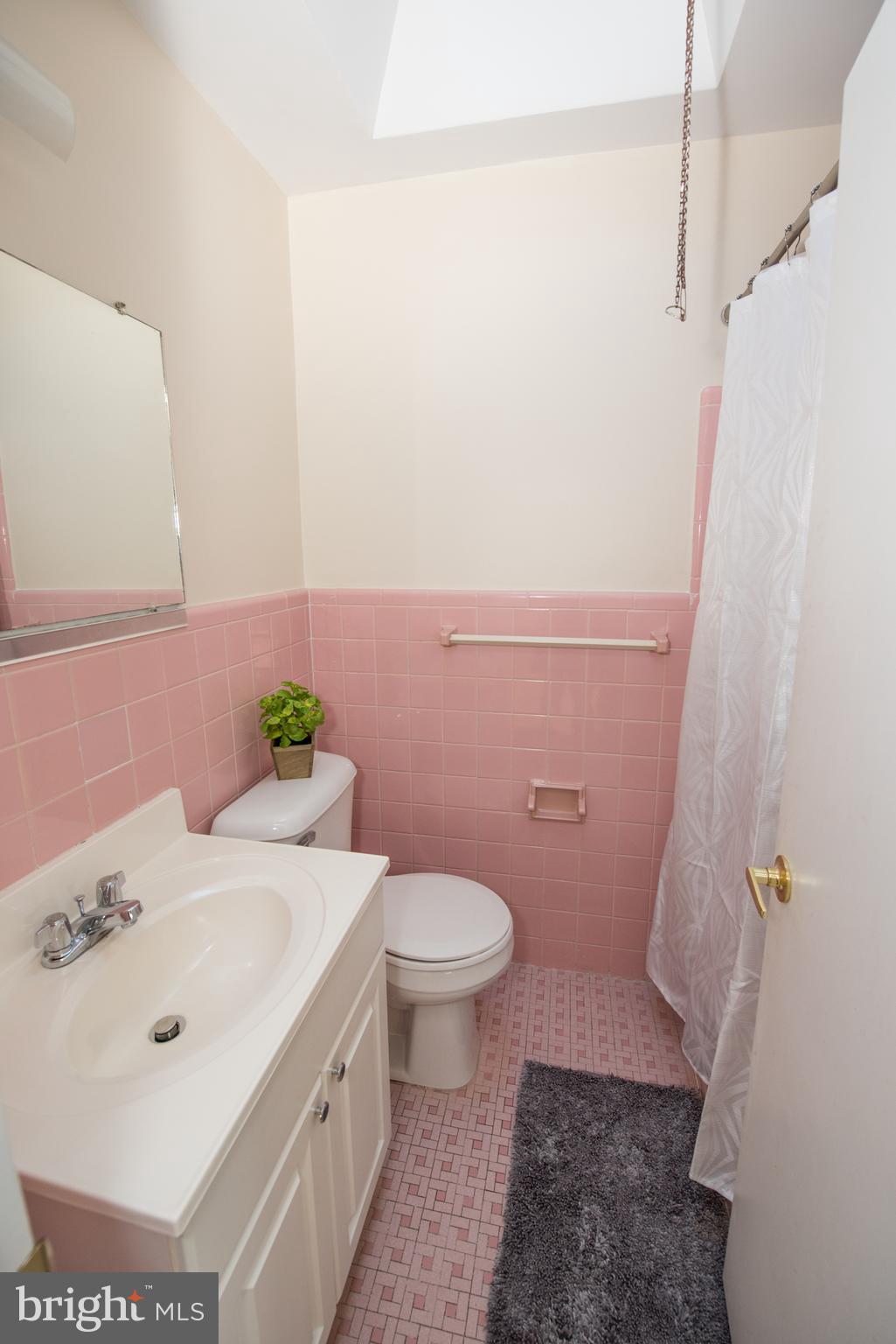 3607 Newberry Road Philadelphia, PA 19154 - Photo 20 of 29 Upper level full tub-shower.
