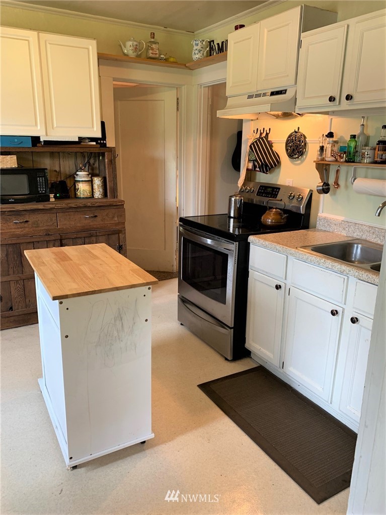 5574 E Road Bellingham, WA 98226 - Photo 6 of 25 a kitchen with stainless steel appliances granite countertop a stove a sink and a refrigerator