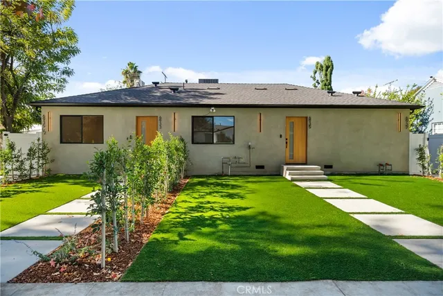 a view of a yard with a house