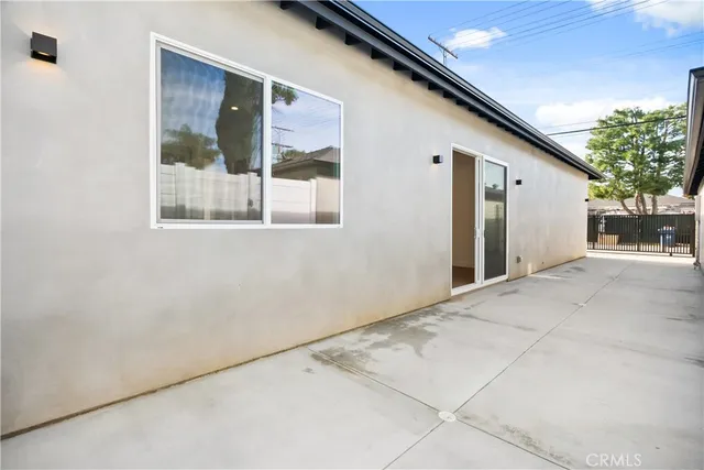 a view of a yard with a house
