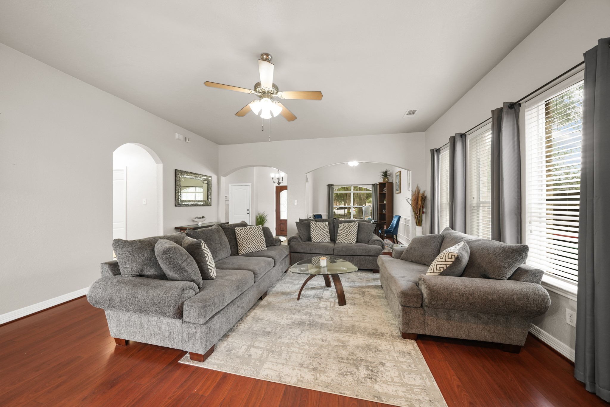 9411 Silver Ridge Drive Rosharon, TX 77583 - Photo 5 of 27 Reverse view of the living space to the front door.