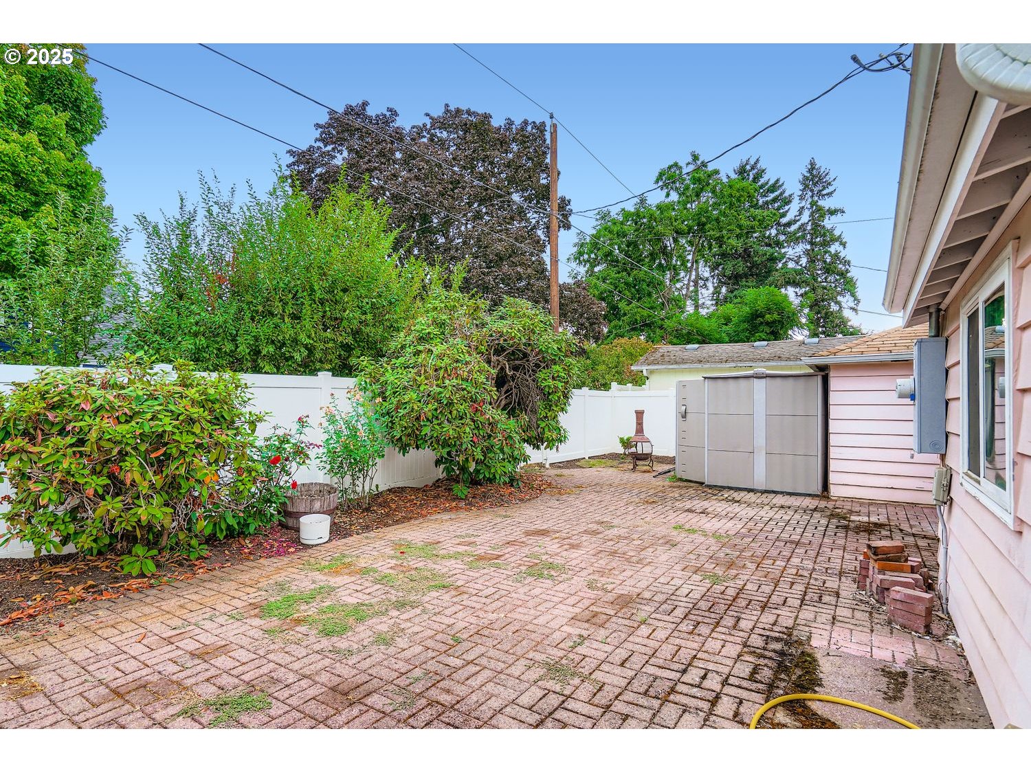 1515 Norway Street Northeast Salem, OR 97301 - Photo 24 of 27 a backyard of a house with plants and trees