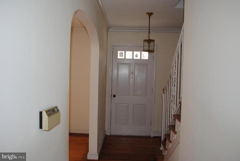 11017 Marcliff Road Rockville, MD 20852 - Photo 8 of 18 Entrance / Foyer