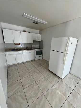 $2,200 | 334 East 21st Street, Unit 5, Hialeah, FL 33010