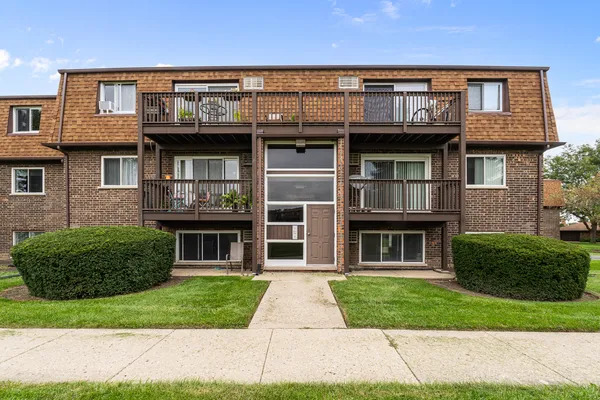 $225,000 | 113 Boardwalk Street, Unit E, Elk Grove Village, IL 60007