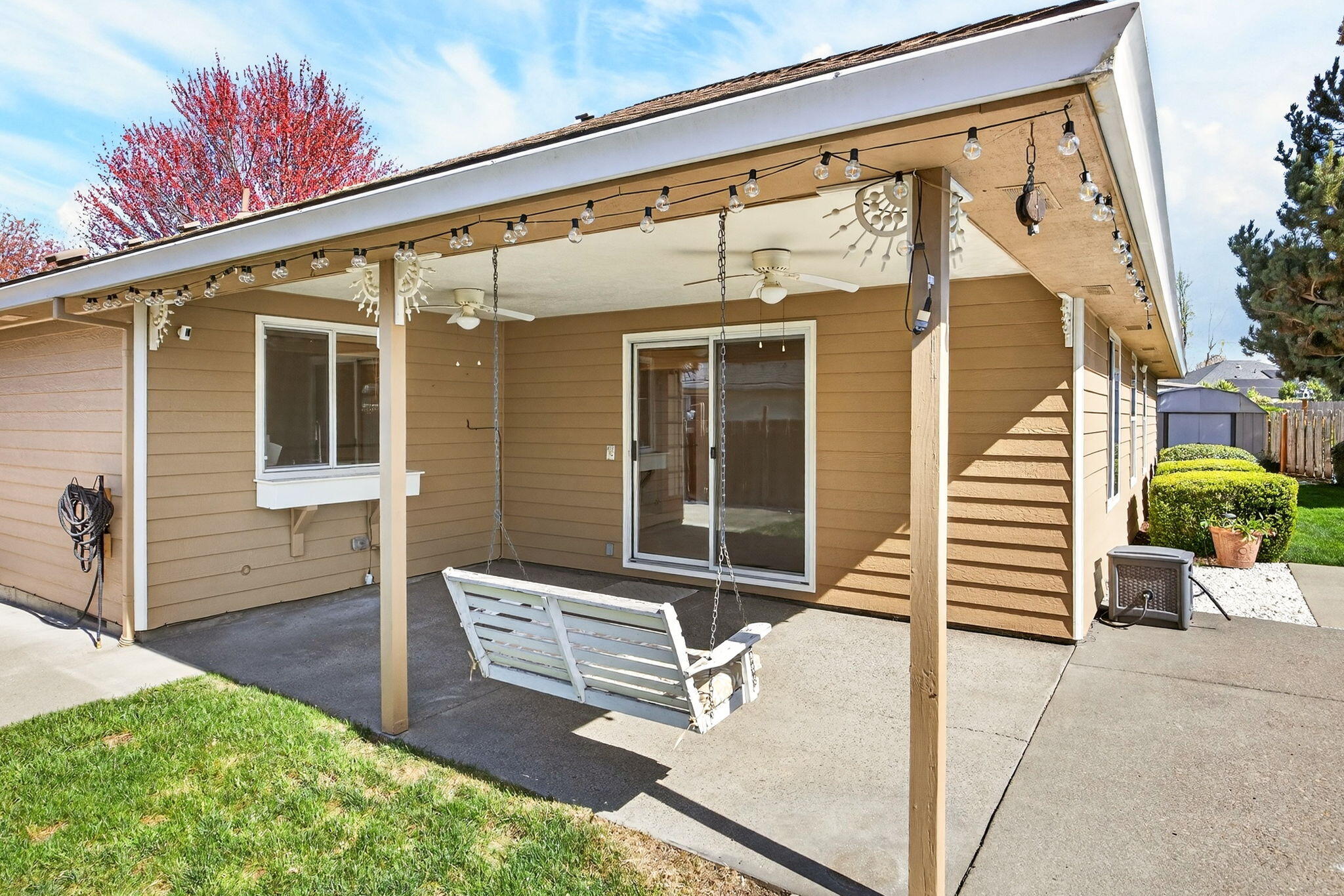 489 Vincent Avenue Central Point, OR 97502 - Photo 27 of 38 Covered Porch