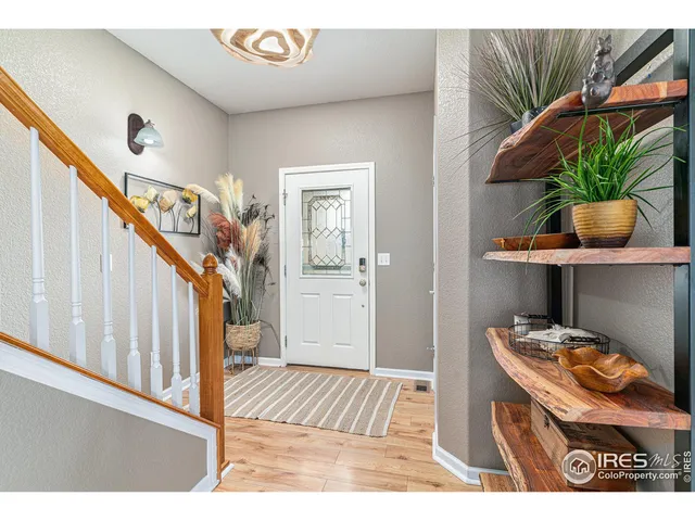 a view of entryway with workspace