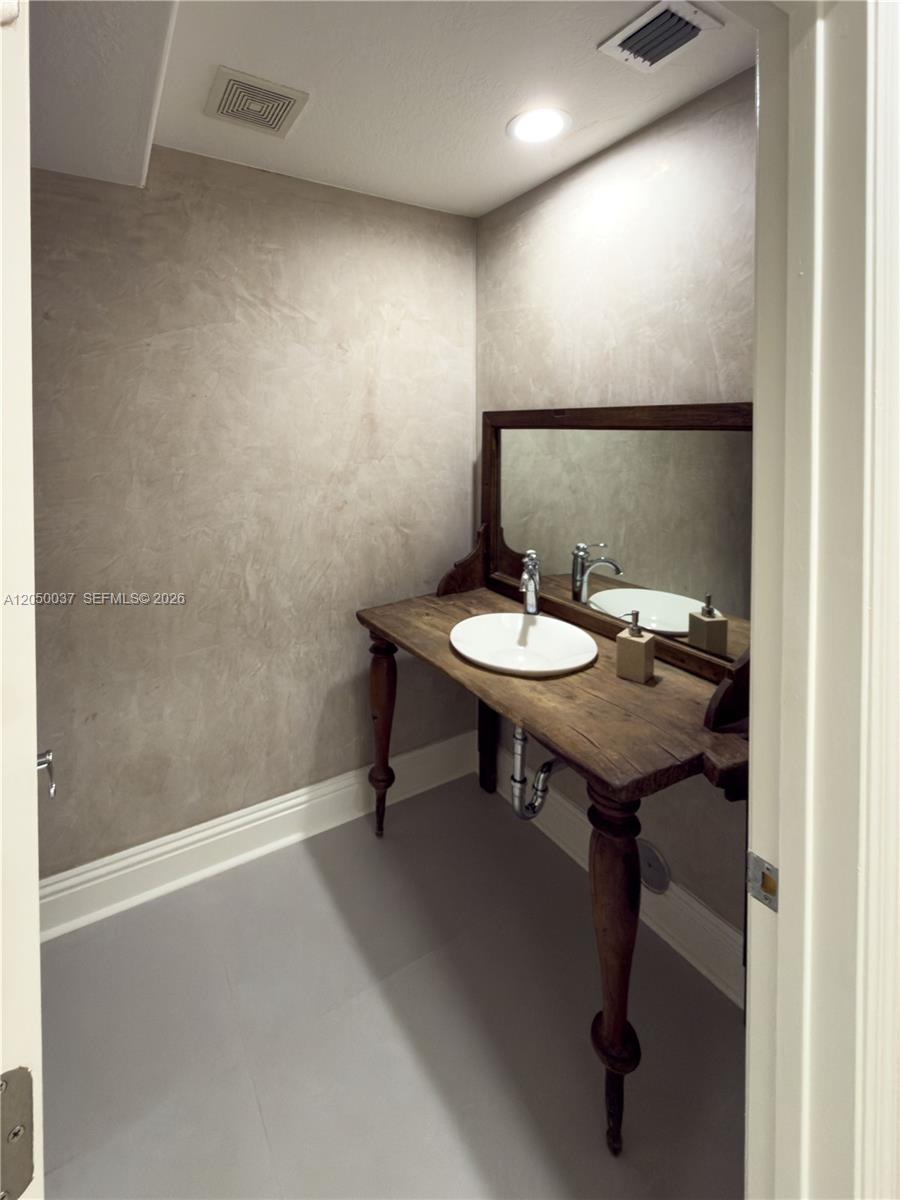 3148 Indiana Street, Unit 3148 Miami, FL 33133 - Photo 4 of 11 Guest Bath