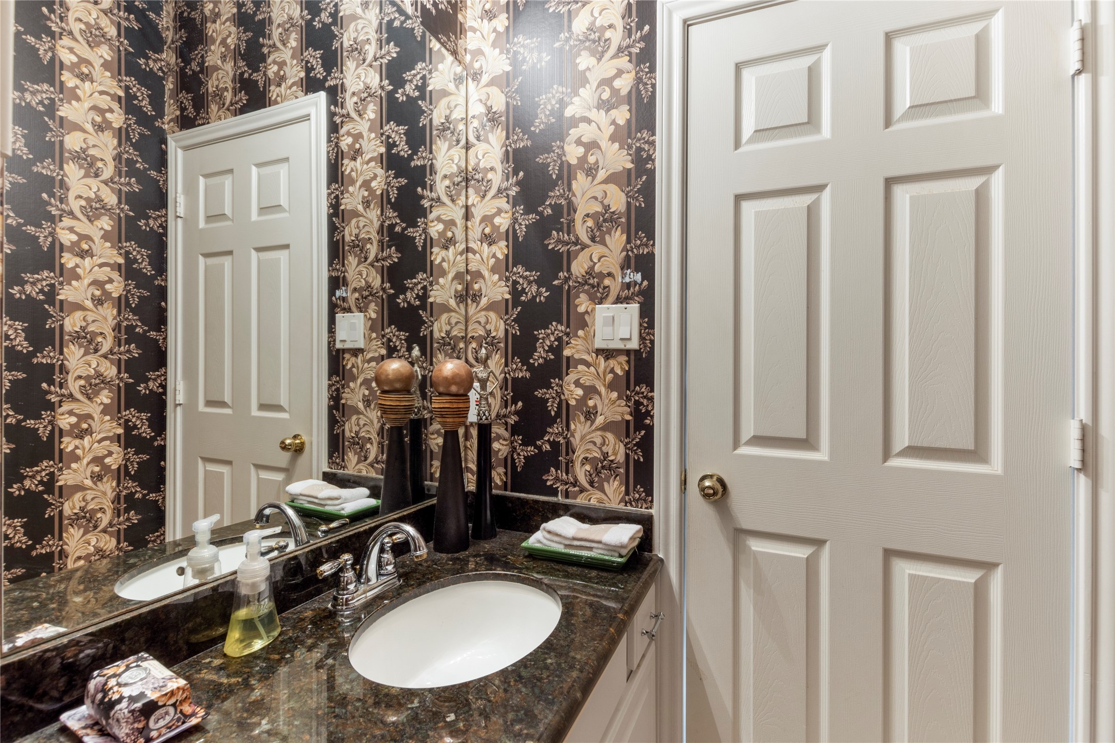 457 Mariners Drive Kemah, TX 77565 - Photo 12 of 25 1/2 bathroom downstairs