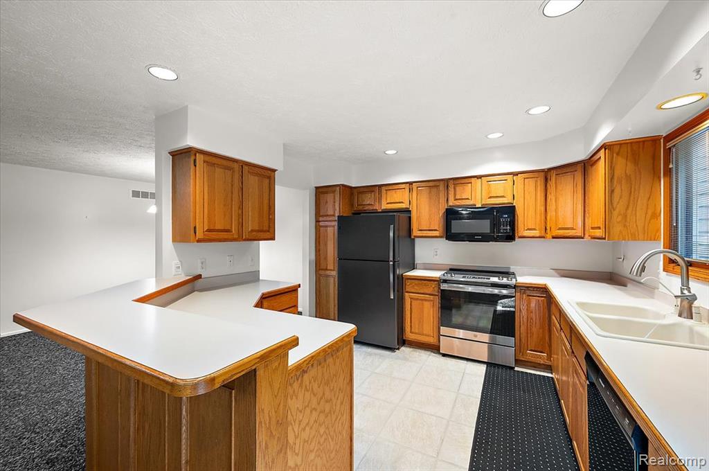 6583 Ridgeview Drive Clarkston, MI 48346 - Photo 14 of 65