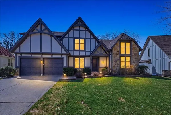 $570,000 | 205 Northeast Shoreview Drive, Lee's Summit, MO 64064