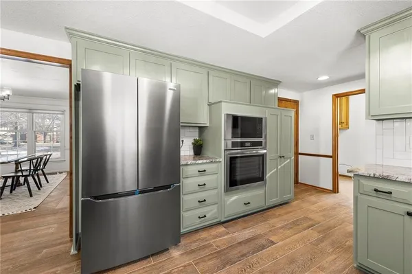 $570,000 | 205 Northeast Shoreview Drive, Lee's Summit, MO 64064