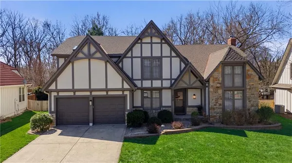 $570,000 | 205 Northeast Shoreview Drive, Lee's Summit, MO 64064