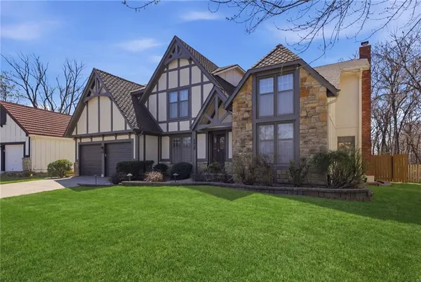 $570,000 | 205 Northeast Shoreview Drive, Lee's Summit, MO 64064