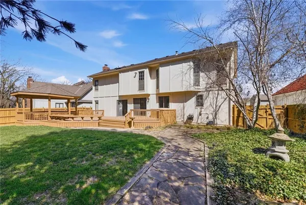 $570,000 | 205 Northeast Shoreview Drive, Lee's Summit, MO 64064