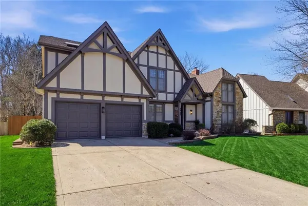 $570,000 | 205 Northeast Shoreview Drive, Lee's Summit, MO 64064