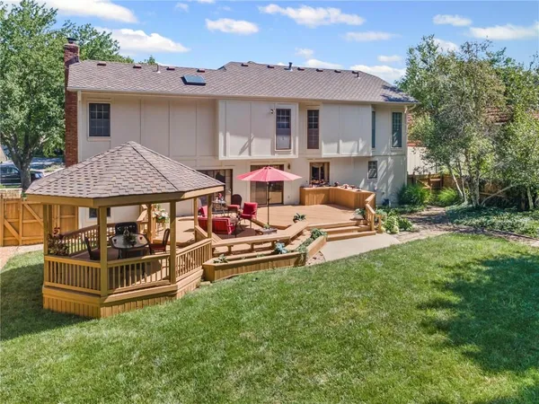 $570,000 | 205 Northeast Shoreview Drive, Lee's Summit, MO 64064