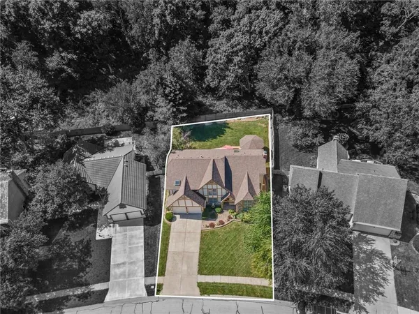 $570,000 | 205 Northeast Shoreview Drive, Lee's Summit, MO 64064